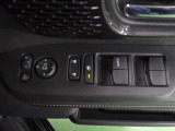 運転席から全ての窓の開閉ができます。ウィンドウロック機能はお子様のいたずら防止に有効です。