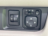 【電動格納ミラー】サイドミラーは電動格納式となっており、狭い駐車場でもキズがつくリスクを抑えられます。