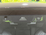 【プリクラッシュセーフティ】前方の車両等を検知し、衝突しそうな時は警報で注意を促し、ブレーキを踏む力をサポート。ブレーキを踏めなかった場合は衝突被害軽減ブレーキが作動、衝突回避をサポートします。