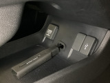 アクセサリーソケットはUSBのアダプターなどをつければ、スマホの充電にも使えます。横にはナビゲーション用の外部入力可能なUSB端子がついています。