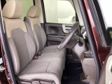 フロントシートはベンチシートです。ベンチシ―トは運転席と助手席の移動もスムーズ。狭い駐車場での乗り降りに便利です