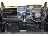 操作性に優れた運転席となります!小物入れや各ボタンの配置にこだわり、使いやすいです!座り心地もよく視認性も良好なのでロングドライブもお任せ下さい!