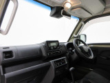 ダイハツのお店では、ダイハツ車を知り尽くしたプロフェッショナルが、専用の診断機器を使って各システムを点検しております。