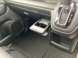 インパネシフトだから視線の移動も少なく足元もスッキリ♪運転席もゆったりしているのでゆとりを持ってドライブできますね!