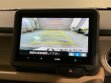 リバースギアに入れるだけで後方の表示へ切り替わります。夜間や雨の日の駐車も楽になりますよ。