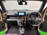 オレンジの差し色&カモフラージュ柄のシートが気分を高める運転席空に加えてUV&IRカット機能付きフロントガラスの面積や位置取りが良く、高いアイポイントで前方・右前・左前方向の見通しがいいですよ!