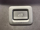 【パワーバックドア】スマートキーや運転席のボタンを押すだけでリアゲートが自動で開閉します!荷物を持っている時や、高い位置にあるバックドアを閉める際に便利な機能です♪