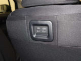 後席の方も使いやすい様に全席の後ろにスマートフォンなどを充電できるUSB端子を装備していますよ(^^)/