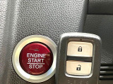 【Hondaスマートキー】カバンやポケットに入れたままでもドアの施錠・解錠が可能なスマートキーを装備。エンジンのオン・オフ時もカギを取り出す必要が無いからとっても便利です♪