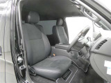 運転席からの視界はこんな感じです☆お気軽にご来店いただき、実際に座って是非お確かめください。ドライバーに寄り添う快適な操作フィールをもたらすステアリングです。