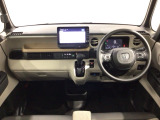 使いやすいレイアウトのダッシュボード周辺です。オートエアコンや小物入れなど嬉しい装備が満載です。