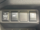 【パワーバックドア】スマートキーや運転席のボタンを押すだけでリアゲートが自動で開閉します!荷物を持っている時や、高い位置にあるバックドアを閉める際に便利な機能です♪