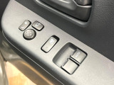 【電動格納ミラー】サイドミラーは電動格納式となっており、狭い駐車場でもキズがつくリスクを抑えられます。