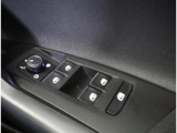 ★ドアミラーの調整スイッチです。左側を動かしたい時はL、右側を動かしたい時はR、ミラーの曇りや水滴が取れる便利な機能も装備されております。