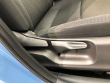 運転席シート座面は上下アジャスター付きです。お好みの位置に調整可能です。