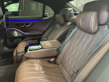 メルセデスのシートは少し硬めになっております。長時間の運転の際、適度な反発があることでお尻や腰の負担を減らす効果が御座います。