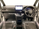 車内は光触媒抗菌消臭施工済です。スタイリッシュなデザインでスポーティなインパネ周りを演出します。グローブボックスやカップホルダーのほかにトレーなどたくさんの収納スペースが付いています。