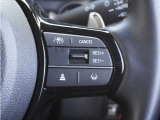 【アダプティブクルーズコントロール】ステアリングのスイッチを操作するとミリ波レーダーで先行車との距離を測定。設定を適切に保ちながら加速・減速、さらに停止まで自動に追従します。