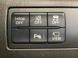 運転席脇のクラスタースイッチ部分にはカメラ切り替えスイッチ、パーキングセンサー、その他走行系スイッチを集中配置しております。