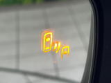 【ブラインドスポットモニター】走行中、ドアミラーの死角になりやすい箇所に後続車が接近するとサイドミラーのレンズに警告を表示!ドライバーに注意喚起をしてくれます。