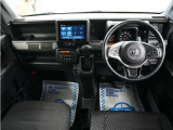 運転にかかわる様々な操作を安全に行えるように視点移動が少なく、操作性に配慮されたスイッチ類が凝縮されたコクピットです。