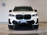 【BMWの伝統-1】BMWの特徴的な&ldquo;キドニーグリル&rdquo;は、80年以上続く伝統の形でございます。変わらないこだわりのデザインが、プレミアムブランド&ldquo;BMW&rdquo;を創り出します。