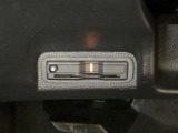 ハンドルの左下にETCがついています。高速道路の料金所の通過も楽々です!。 カードの取り出しもしやすい場所についています。