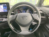 インテリアに合わせたデザインのステアリングは、運転される方のことも考え、運転しやすい形状、大きさです。是非一度、実際に触ってお確かめください。