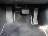 マツダ車はオルガンペダルを採用しており、吊り下げ式のアクセルペダルより、速度の調整がしやすい、運転時の疲労を軽減できる、ペダルの踏み間違いを減らせる等のメリットがあります。