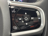 【ステアリングスイッチ】運転中、前方から目線をそらさずにオーディオ等の操作ができるよう、適切に配置されたスイッチ類。安心&快適なドライブを演出してくれる便利な機能です。