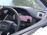 ●隣りの車からウィンドウ越しにバーチャルコクピットが際立っています。大変美しく高級感あふれるインテリアでございます