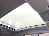 ●サンルーフ:開放感たっぷりの希少装備、サンルーフが装着されています!車内に明かりを取り入れたり景色を楽しむ以外にも、車内の空気も簡単に換気できて快適です!