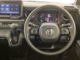 【ハンドル】運転にかかわる様々な操作を安全に行えるように視点移動が少なく操作性に配慮されたスイッチ類が凝縮されたコックピットです。