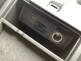 センターコンソール内にUSB端子2個&AUXミニジャック1個 ミュージックプレーヤー接続でお気に入りの音楽を楽しむことが出来ます♪USB端子接続で可能な端末充電を同時に2個行うことが出来ます。