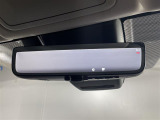 【デジタルルームミラー】車両後方カメラの映像をルームミラーに映すことが出来ます。 そのため、後席に人や荷物があって後方が見えづらい場合でもしっかり視界を確保することが出来ます。