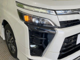 【LEDヘッドライト】悪天候や夜間走行時も良好な視界を確保し安心して運転できる高輝度LEDヘッドライトを装備!点灯速度が早く、消費電力も抑えられています。