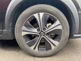 【タイヤ・ホイール】 純正17インチアルミホイール タイヤサイズ《205/55R17》になります。