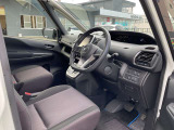 運転席まわりです。実際に座ってみて、乗り心地を体験してみてください,視界も良好です