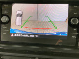 ギアをリバースに入れると車両後方の映像を映し出します。画面にはガイドラインが表示され、車庫入れや縦列駐車などの際に安全確認をサポートします。
