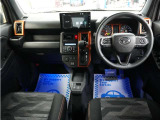 運転にかかわる様々な操作を安全に行えるように視点移動が少なく、操作性に配慮されたスイッチ類が凝縮されたコクピットです。