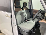 【運転席・助手席転席】運転席の足もともゆったりで長距離ドライブでも快適に★