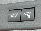 【パワーバックドア】スマートキーや運転席のボタンを押すだけでリアゲートが自動で開閉します!荷物を持っている時や、高い位置にあるバックドアを閉める際に便利な機能です♪