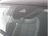 ★フロントウィンドー上部のセンサーで、車外の明るさや雨を感知。オートを選択することで、自動でヘッドライトを制御し、ワイパーの作動間隔を調整します。