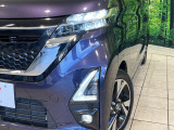 【LEDヘッドライト】悪天候や夜間走行時も良好な視界を確保し安心して運転できる高輝度LEDヘッドライトを装備!点灯速度が早く、消費電力も抑えられています。