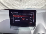 ハンドル操作をアシストすることにより車線からの逸脱回避を支援します。