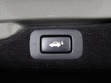 スイッチ操作でトランクリッドの自動開閉が行えます。電子キー本体のワイヤレス機能や運転席のスイッチからでもオープン操作が可能です!高級車ならではの快適装備です!!