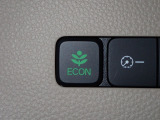 エンジン、エアコンなどを制御し低燃費な『ECONモード』に、また走りを楽しみたいとき、空調など快適性を重視したいときにはスイッチOFFで通常モードに切り替えができます!