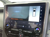 パノラミックビューモニターシステムが付いているので車の上から見た映像が確認できますよ。 一目で車両周辺の情報を確認できますが、直接安全をご確認下さい。