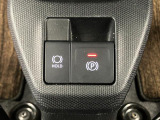 【電動パーキングブレーキ+オートブレーキホールド機能】 指先だけで簡単に操作が可能なパーキングブレーキ、スイッチを押すとブレーキペダルから足を離してもブレーキを保持できるオートブレーキホールド搭載。