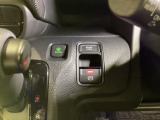 セレクトレバーの右に電子制御パーキングブレーキがあります。スイッチひとつで、停車した地点の傾斜などをシステムが検知・判断してブレーキ力を自動的に最適制御し、しっかり停車できるパーキングシステムです。